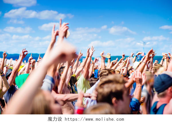 青少年夏季音乐节鼓掌唱歌演唱会照片狂欢庆祝